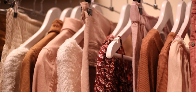 Fair Fashion Budget: So baust du nachhaltig eine Garderobe auf (Foto: CC0 / Pixabay / OrnaW) Fair Fashion Garderobe