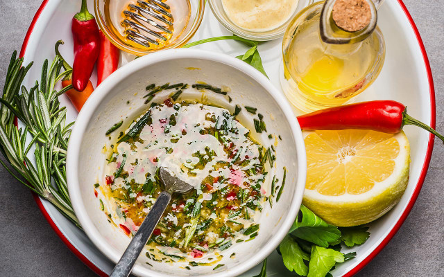 grillen-fehler-oel-v-VICUSCHKA-170523-1280x800 Grill-Fehler: kaltgepresstes Öl nicht erhitzen!