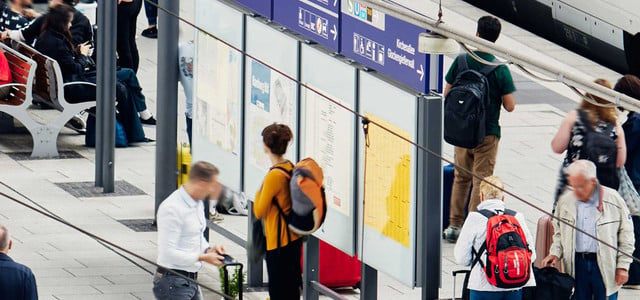 Schaust du noch in die Schaukästen in Bahnhöfen? Bahn will bald Änderung vornehmen