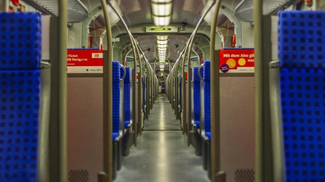Sitzplätze in einer S-Bahn Sitzplätze in einer S-Bahn