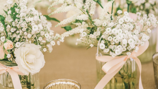 hochzeit-blumendeko-fehler-e-Jeremy-Wong-220502-1280x720-1 Ein beliebter Hochzeitsfehler: Blumendeko mit exotischen Blüten; besser sind regionale Bio-Blumen.