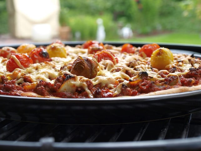 pizza-vom-grill-ist-meist-besonders-knusprig-cc0-pixabay-sabrinakoeln-230627_download Pizza vom Grill ist meist besonders knusprig.
