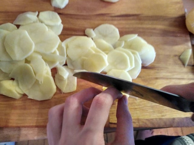 je-duenner-die-scheiben-desto-knuspriger-die-chips-copyright-utopia-inke-klabunde-180113_download Chips selber machen: Je dünner die Scheiben, desto knuspriger das Endergebnis.