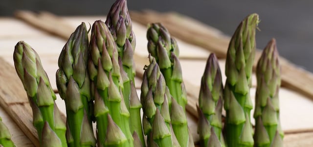 clean green asparagus