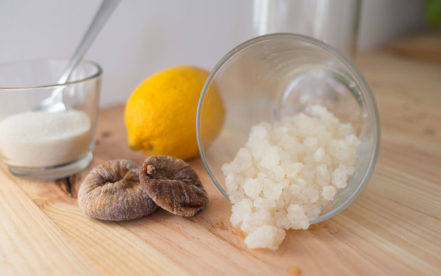 zutaten-fuer-wasserkefir-utopia-vipasana-roy-190227_download Für Wasserkefir benötigst du Wasserkefirkristalle, Zucker, Trockenfrüchte und eine Zitrone.