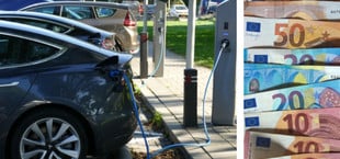 Elektroautos an Ladestationen und Euro-Banknoten