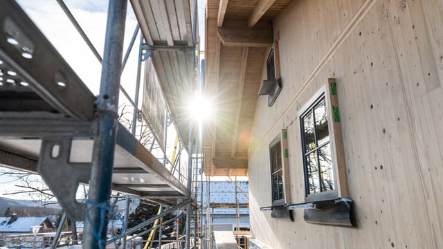 Klimagerechtes Bauen: Was bedeutet das? Gerüst vor der Holzwand eines Neubaus