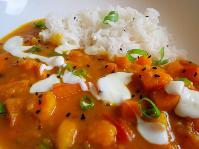 homeoffice-rezept-fuer-den-herbst-kuerbiscurry-utopia-leonie-barghorn-200416_download Unsere Curry-Rezepte fürs Homeoffice kannst du gut am Vortag zubereiten.