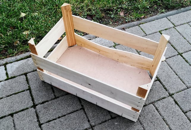 Processed with VSCO with preset Aus einer einfachen Holzkiste kannst du ein Igelhaus bauen.