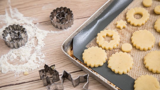 pfas-haltiges-backpapier-ersetzen ufgepasst in der Weihnachtsbäckerei: PFAS-haltiges Backpapier kann gesundheitsschädliche Dämpfe abgeben. Alternativen wie eingefettete Bleche sind umweltfreundlicher.