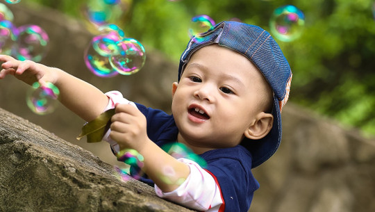 kind-seifenblasen-cc0-pixabay-hadesdaiphat-180327 Kind Seifenblasen