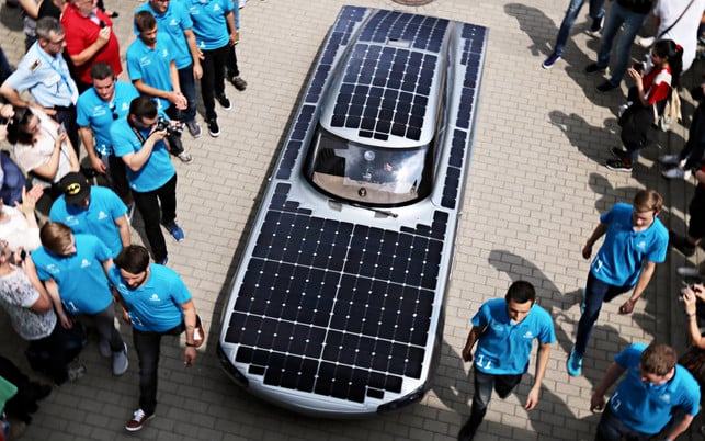 5qm fahrende Solarzellen: blue.cruiser Solarauto 5qm fahrende Solarzellen: blue.cruiser Solarauto