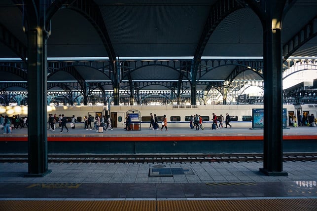 innerhalb-von-fuenf-stunden-kannst-du-mit-der-bahn-cc0-pixabay-chunleizhao-221117_download Innerhalb von acht Stunden kannst du mit der Bahn an viele Orte reisen.