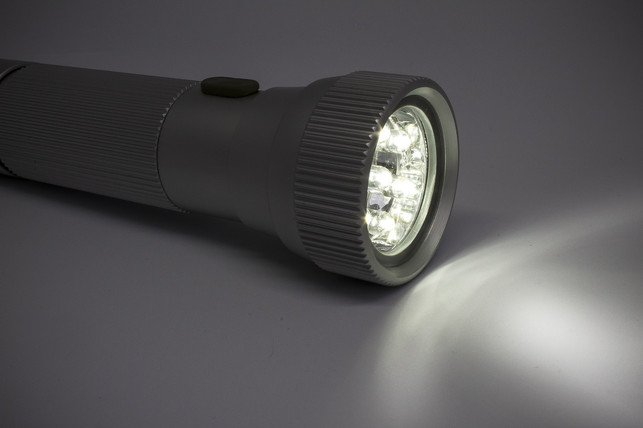 eine-taschenlampe-gehoert-zur-grundausstattung-fuer-cc0-pixabay-stux-221010_download Eine Taschenlampe gehört zur Grundausstattung für einen Stromausfall.