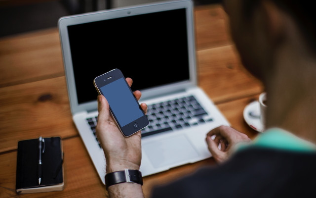 151027-minimalismus-smartphone-us_Alejandro Escamilla_1280x800 Laptop & Smartphone
