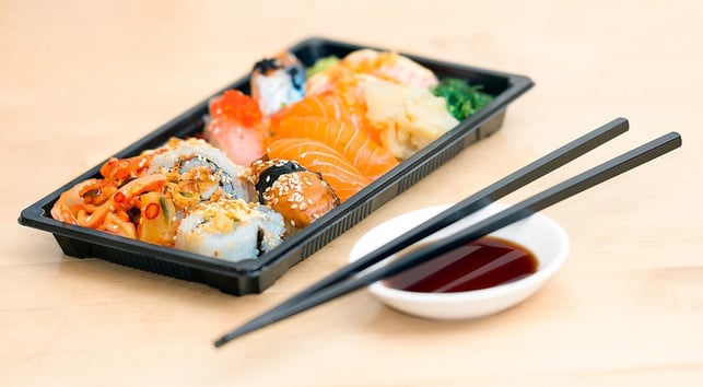 achtung-beim-sushi-essen-der-wuerzige-dip-der-daz-cc0-pixabay-qimono-190223_download Achtung beim Sushi-Essen: Der würzige Dip, der dazu gereicht wird, ist Sojasoße.