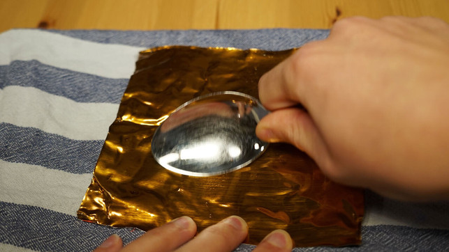 mit-einem-loeffel-die-tomatenmark-tube-glaetten-utopia-nbr-231218_download Mit einem Löffel die Tomatenmark-Tube glätten.