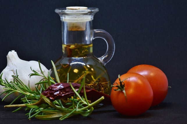 knoblauchoel-selber-machen-rezept-cc0-pixabay-ritae-180624_download Um Knoblauchöl selber zu machen, brauchst du nur zwei Zutaten.