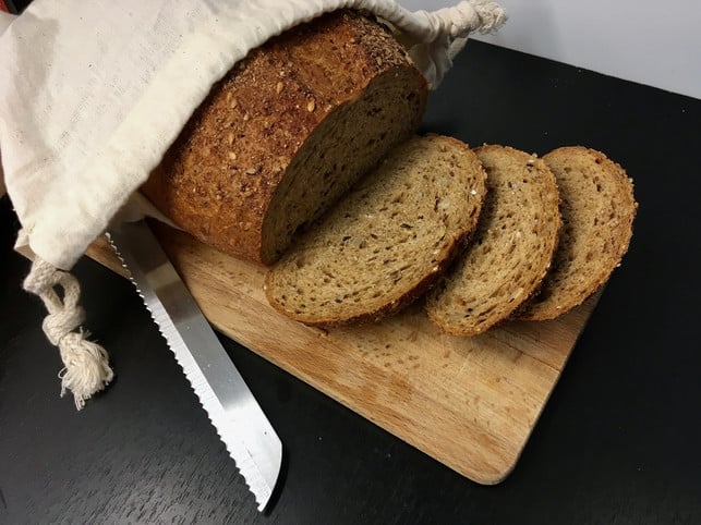 dein-brot-kannst-du-im-ganzen-einfrieren-oder-gesc-matthias-schulz-utopia-171109_download Dein Brot kannst du im Ganzen einfrieren oder geschnitten in kleinen Portionen.