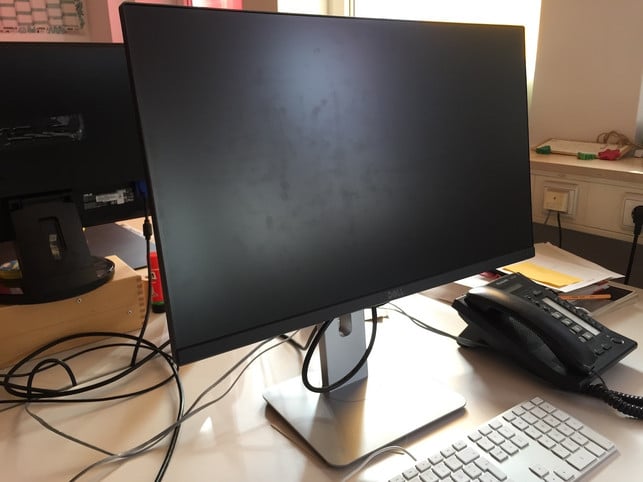 fingerabdruecke-auf-dem-monitor-180226_download Reinige deinen Bildschirm mit der Reinigungslösung, um Fingerabdrücke auf dem Monitor zu entfernen.