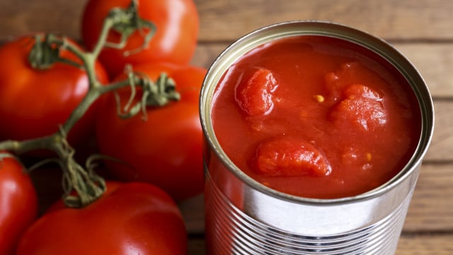 Open tin of chopped tomatoes. Tomaten, Dosen, Dosentomaten