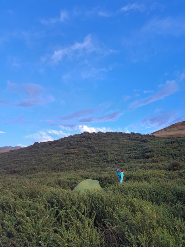 1608fbaaa60db8e0d98f13a7f1ba334291d57dc9b165f7f3553a297cbe15a18a Pauline vor unserem Zelt in der kirgisischen Suusamyr-Hochebene