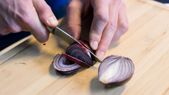 Zwiebel schneiden ohne Tränen: Mit diesen Tricks klappt das Zwiebel schneiden ohne Tränen