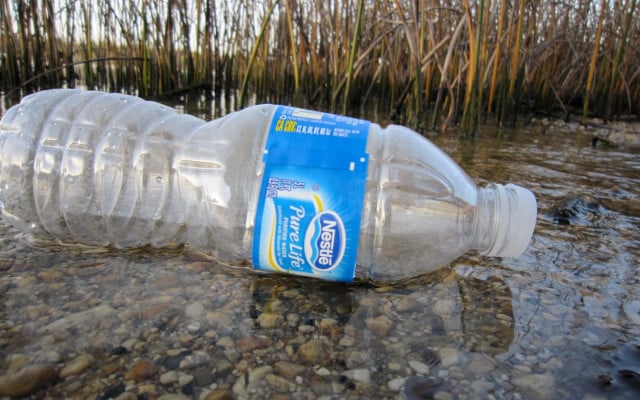 150722-plastikmuell-flasche-x_pollution_-Kate--Ter-Haar_cc-by-2.0_1280x800 Flüsse können Plastikmüll über hunderte oder tausende Kilometer bis ins Meer spülen.