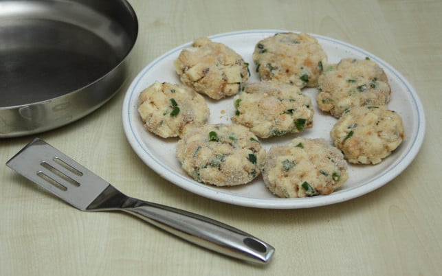 forme-die-kaspressknoedel-vor-dem-braten-zu-laibche-maria-hohenthalutopia-200531_download Forme die Kaspressknödel vor dem Braten zu Laibchen.