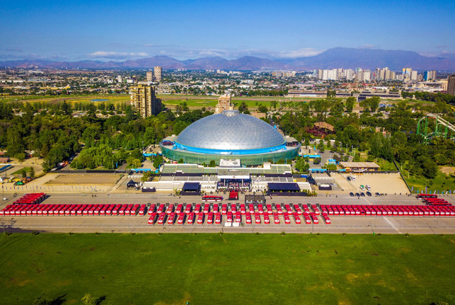 BYD-Fabrik mit großer silberner Kuppel und Parkplatz BYD-Fabrik mit großer silberner Kuppel und Parkplatz
