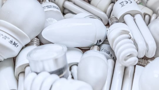 gluehbirnen-und-energiesparlampen-entsorgen-cc0-pixabay-analogicus-221128 Glühbirnen und Energiesparlampen entsorgen