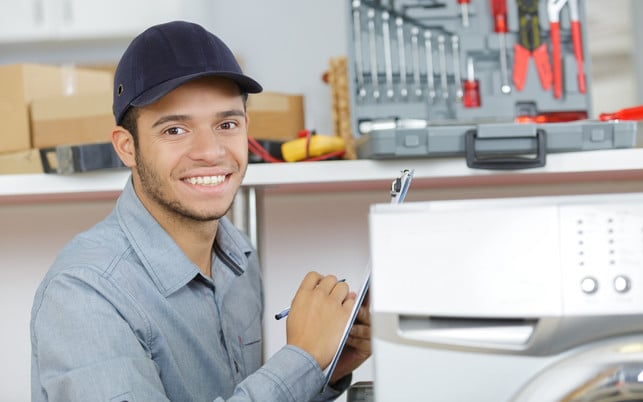 handwerker repariert waschmaschine - kundendienst vor ort Statt die Waschmaschine zu entsorgen, kannst du sie reparieren oder an Bastler:innen geben.