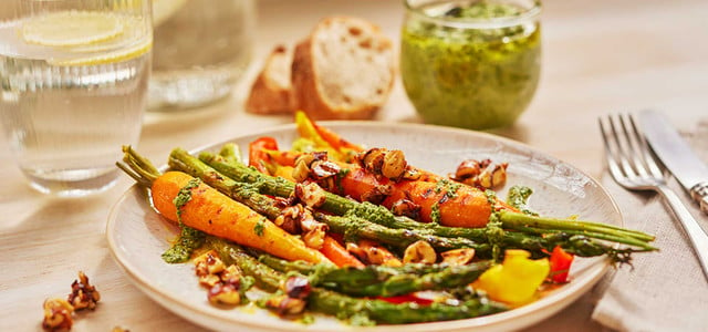 Gegrilltes Kurkuma-Gemüse mit Haselnusscrunch und Karottengrün-Pesto