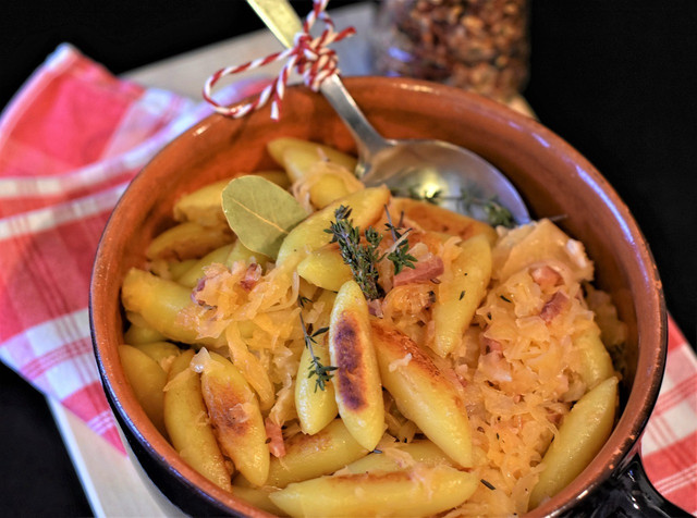hast-du-lust-auf-ein-deftiges-gericht-kannst-du-z-cc0-pixabay-ritae-230811_download Hast du Lust auf ein deftiges Gericht, kannst du zum Beispiel Sauerkraut mit Schupfnudeln probieren.