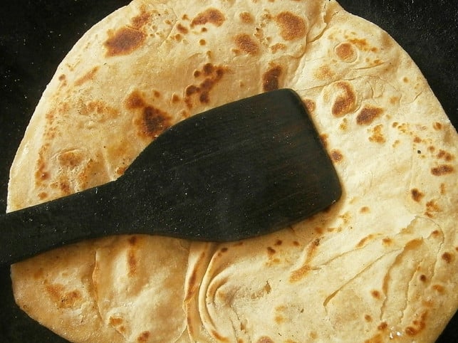 das-vegane-naan-brot-kannst-du-einfach-in-der-pfan-cc0-pixabay-sandeepbarot-200304_download Das vegane Naan-Brot lässt sich in der Pfanne ausbraten.