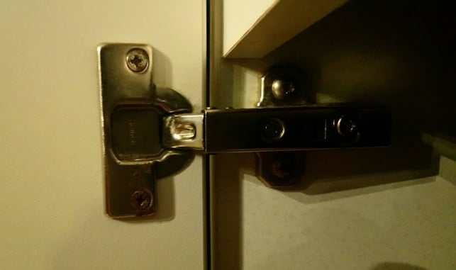 schraube-besser-nicht-an-den-feststellschrauben-d-utopia-220831_download Schraube besser nicht an den Feststellschrauben, die an der Tür befestigt sind, herum.