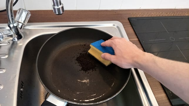 putzen-mit-kaffeesatz-sven-christian-schulz-utopia-170910_download Mit Kaffeesatz kannst du putzen, anstatt Scheuermilch zu verwenden.
