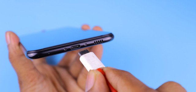 Handy aufladen: Diese Reihenfolge solltest du beachten (Foto: CC0 / Pixabay / SAIYEDIRFANANWARHUSHEN) Handy laden Reihenfolge