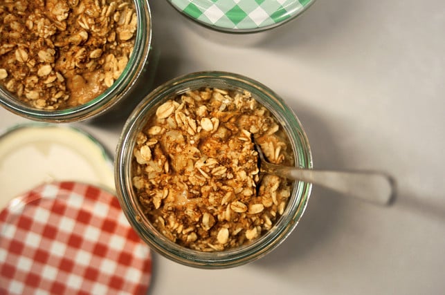 Overnight Oats: gesundes Frühstück Overnight Oats quellen über Nacht.