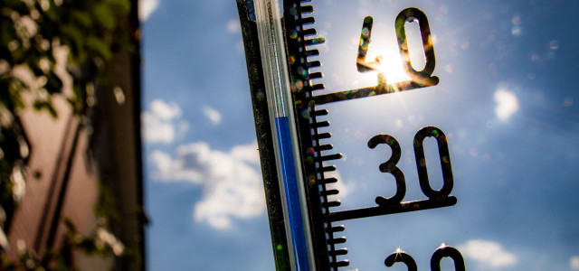 Ein Thermometer an einer Hauswand klettert am Nachmittag in Richtung der 40-Grad-Marke.
