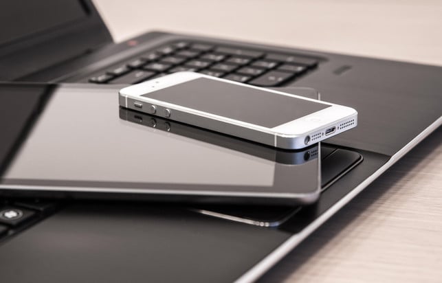 dein-smartphone-tablet-oder-laptop-haben-in-der-n-cc0--pixabay--mariakray-250829_download Dein Smartphone, Tablet oder Laptop haben in der Nähe von Wasser nichts verloren. Auch beim Putzen der Bildschirme solltest du am besten keinen sehr nassen Lappen nehmen.