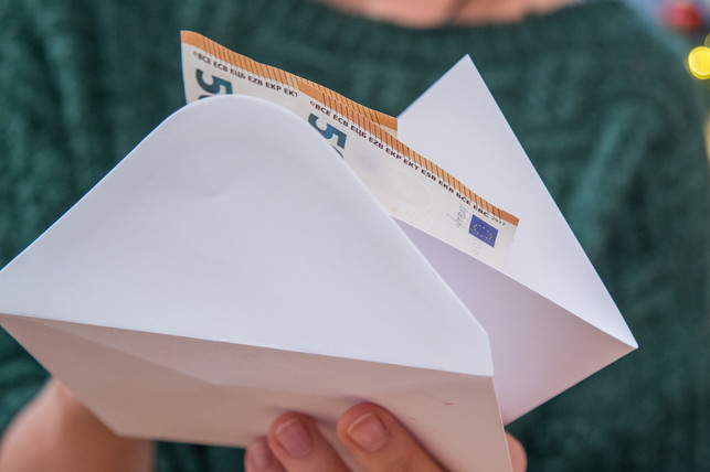 Planen wie Oma: Mit Cash Stuffing das Budget im Griff behalten Viele junge Menschen haben Schulden. Kann Cash-Stuffing helfen, einen besseren Überblick über die Finanzen zu behalten?