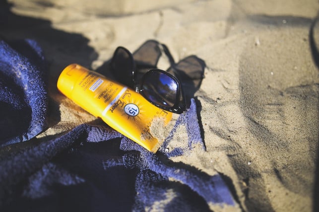 nicht-nur-sonnencreme-schuetzt-vor-sonnenbrand-cc0-pixabay-kaboompics-240606_download Nicht nur Sonnencreme schützt vor Sonnenbrand.