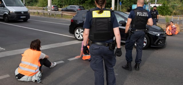 Berlin: Polizeibeamte stehen bei den Demonstranten der Gruppe Letzte Generation.
