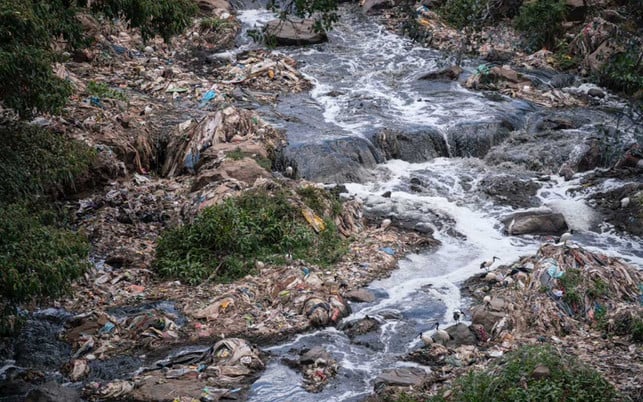Am Nairobi River sammelt sich Kleidung. Die Chemikalien fließen so durch das Land und gelangen in den Boden. Am Nairobi River sammelt sich Kleidung. Die Chemikalien fließen so durch das Land und gelangen in den Boden.