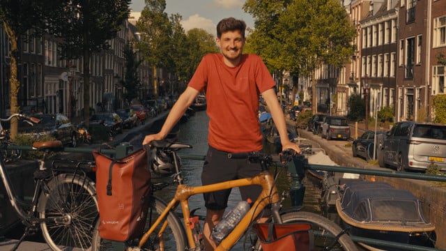 Ingwar Perowanowitsch mit Fahrrad in Amsterdam