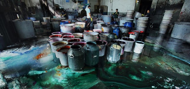 Dye Factory in Shaoxing Die eigentlich Leidtragenden beim Einsatz bedenklicher Farbstoffe sind Menschen und Umwelt in den Produktionsländern.