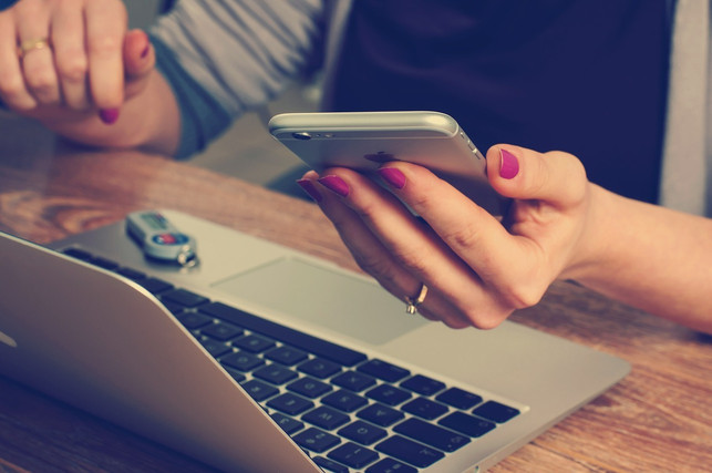 laptop-und-handy-besser-auch-mal-abschalten-cc0-pixabay-firmbee-180413_download Laptop und Handy: besser auch mal abschalten.