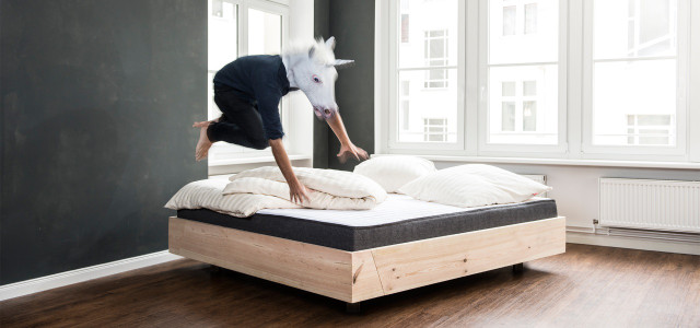 Nachhaltiges Bett von Kiezbett, Einhorn springt aufs Bett