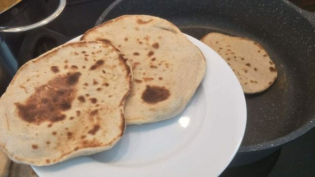 naan-brot-musst-du-nur-kurz-in-der-pfanne-backen-sven-christian-schulz-utopia-180715_download Naan Brot musst du nur kurz in der Pfanne backen.